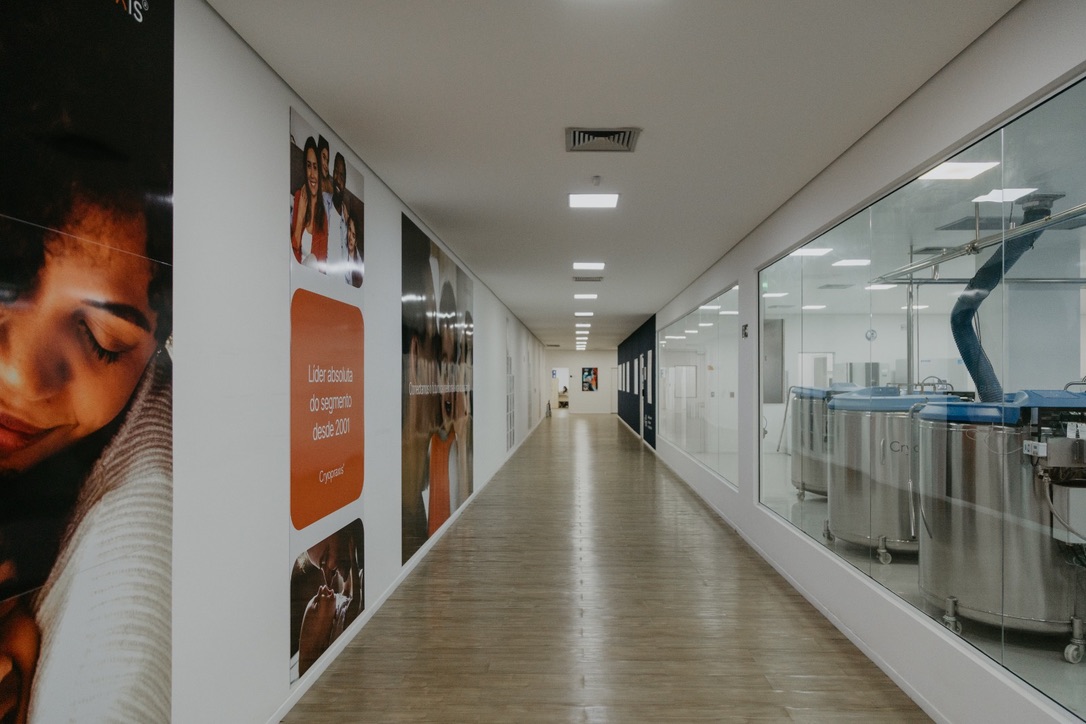Corredor de laboratório da Axis Biotec Brasil, iluminação técnica em ambiente GMP